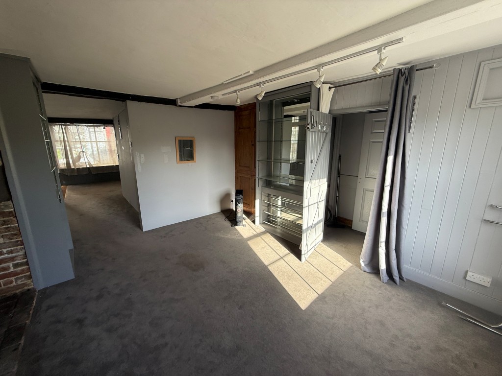Lot: 86 - PAIR OF SHOPS AND TWO FLATS FOR REFURBISHMENT - Room eleven